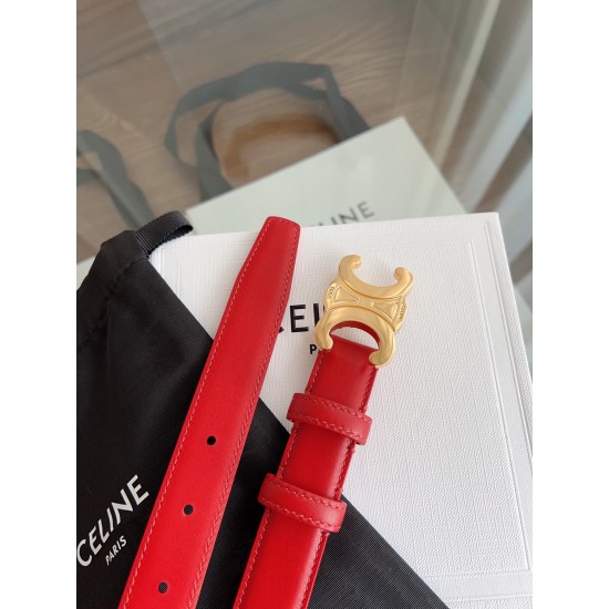 小牛皮质感搭配独特凯旋门扣,颜色大红 小牛皮质感搭配独特凯旋门扣,颜色大红