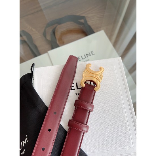小牛皮质感搭配独特凯旋门扣,颜色酒红色 小牛皮质感搭配独特凯旋门扣,颜色酒红色