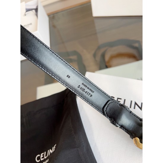 小牛皮质感搭配独特凯旋门扣,颜色中光亮黑 小牛皮质感搭配独特凯旋门扣,颜色中光亮黑