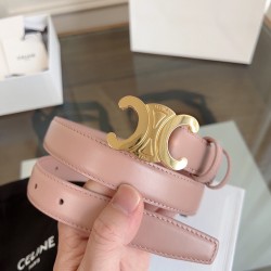 小牛皮质感搭配独特凯旋门扣，颜色粉红色