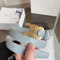 小牛皮质感搭配独特凯旋门扣，颜色灰蓝色