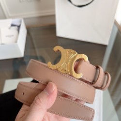 小牛皮质感搭配独特凯旋门扣，颜色裸粉色