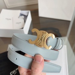 小牛皮质感搭配独特凯旋门扣，颜色灰蓝色