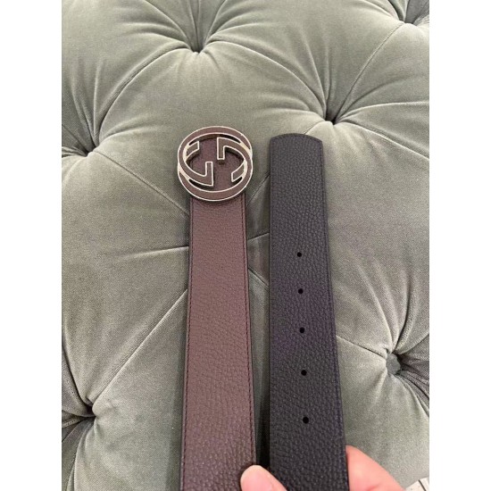 w12280 两色双面小牛皮腰带。配饰继续引领Gucci全新系列的潮流,以独具匠心的丰富细节和实用功能演绎出众品质。皮带宽度4.0CM。w12290 w12280 两色双面小牛皮腰带。配饰继续引领Gucci全新系列的潮流,以独具匠心的丰富细节和实用功能演绎出众品质。皮带宽度4.0CM。w12290