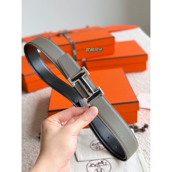 BRUSH 精品五金 搭配进口(積雨雲灰)Togo皮 宽度32MM 以其精湛工艺高品质材料和经典设计备受推崇 是男士腰带顶级选择 简约大气 适合商务和休闲场合 产品手感细腻 不仅是实用配饰 更是身份与 BRUSH 精品五金 搭配进口(積雨雲灰)Togo皮 宽度32MM 以其精湛工艺高品质材料和经典设计备受推崇 是男士腰带顶级选择 简约大气 适合商务和休闲场合 产品手感细腻 不仅是实用配饰 更是身份与