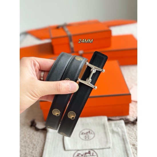 ❤️新款❤️ MORS H 精品五金 搭配进口epsom皮 宽度24MM Hermes女款腰带以其精湛工艺高品质材料和经典设计备受推崇 是女士腰带顶级选择 简约大气 产品手感细腻 不仅是实用配饰 更能 ❤️新款❤️ MORS H 精品五金 搭配进口epsom皮 宽度24MM Hermes女款腰带以其精湛工艺高品质材料和经典设计备受推崇 是女士腰带顶级选择 简约大气 产品手感细腻 不仅是实用配饰 更能