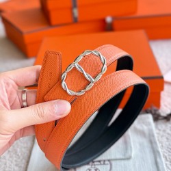 MAILLON 精品五金 搭配进口Epsom 皮 宽度24MM Hermes女款腰带以其精湛工艺高品质材料和经典设计备受推崇 是女士腰带顶级选择 简约大气 产品手感细腻 不仅是实用配饰 更能为整体造型