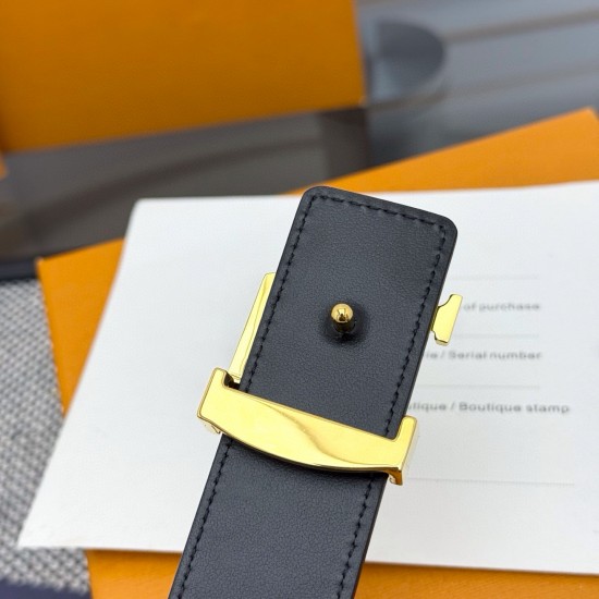 本款 LV Initiales 双面腰带以柔软粒面牛皮革演绎经典设计,可为任意造型注入优雅格调宽度 3.0cm 。Y12280 本款 LV Initiales 双面腰带以柔软粒面牛皮革演绎经典设计,可为任意造型注入优雅格调宽度 3.0cm 。Y12280