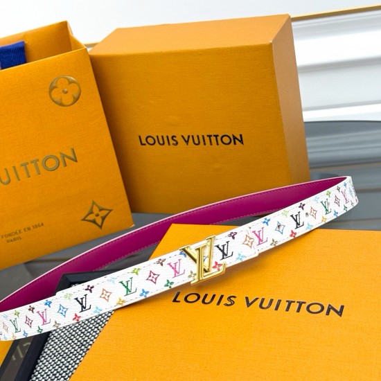 本款 LV Initiales 双面腰带以柔软粒面牛皮革演绎经典设计,可为任意造型注入优雅格调3.0cm。Y12280 本款 LV Initiales 双面腰带以柔软粒面牛皮革演绎经典设计,可为任意造型注入优雅格调3.0cm。Y12280