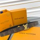 本款 LV Initiales 双面腰带以柔软粒面牛皮革演绎经典设计,可为任意造型注入优雅格调3.0cm。Y12280 本款 LV Initiales 双面腰带以柔软粒面牛皮革演绎经典设计,可为任意造型注入优雅格调3.0cm。Y12280