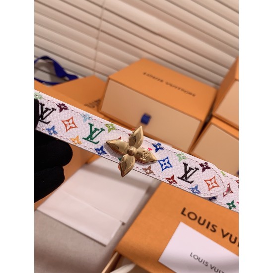 搭配花卉形状的珐琅效果字母扣 搭配花卉形状的珐琅效果字母扣
