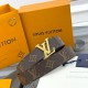 本款 LV Initiales 双面腰带以柔软粒面牛皮革演绎经典设计,可为任意造型注入优雅格调3.0cm。Y12280 本款 LV Initiales 双面腰带以柔软粒面牛皮革演绎经典设计,可为任意造型注入优雅格调3.0cm。Y12280