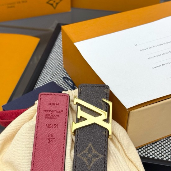 本款 LV Initiales 双面腰带以柔软粒面牛皮革演绎经典设计,可为任意造型注入优雅格调宽度 3.0cm。Y12280 本款 LV Initiales 双面腰带以柔软粒面牛皮革演绎经典设计,可为任意造型注入优雅格调宽度 3.0cm。Y12280