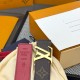 本款 LV Initiales 双面腰带以柔软粒面牛皮革演绎经典设计,可为任意造型注入优雅格调宽度 3.0cm。Y12280 本款 LV Initiales 双面腰带以柔软粒面牛皮革演绎经典设计,可为任意造型注入优雅格调宽度 3.0cm。Y12280