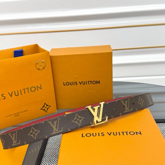 本款 LV Initiales 双面腰带以柔软粒面牛皮革演绎经典设计,可为任意造型注入优雅格调宽度 3.0cm。Y12280 本款 LV Initiales 双面腰带以柔软粒面牛皮革演绎经典设计,可为任意造型注入优雅格调宽度 3.0cm。Y12280