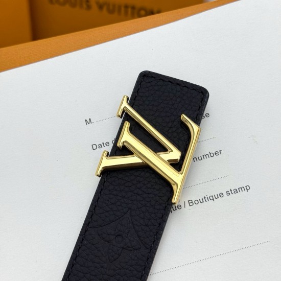 本款 LV Initiales 双面腰带以柔软粒面牛皮革演绎经典设计,可为任意造型注入优雅格调 宽度 3.0cm 。Y12280 本款 LV Initiales 双面腰带以柔软粒面牛皮革演绎经典设计,可为任意造型注入优雅格调 宽度 3.0cm 。Y12280