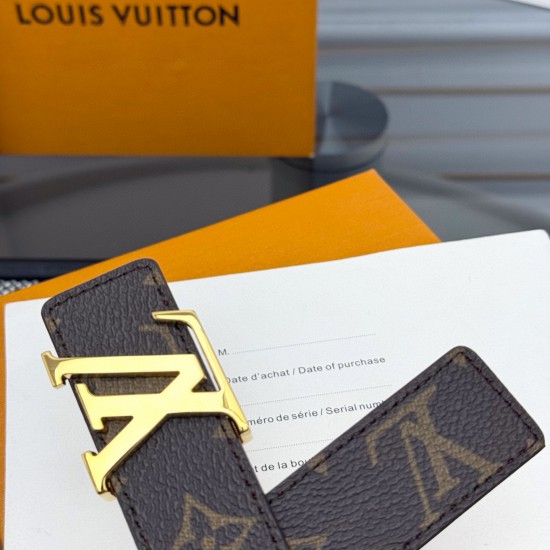 本款 LV Initiales 双面腰带以柔软粒面牛皮革演绎经典设计,可为任意造型注入优雅格调宽度 3.0cm。Y12280 本款 LV Initiales 双面腰带以柔软粒面牛皮革演绎经典设计,可为任意造型注入优雅格调宽度 3.0cm。Y12280