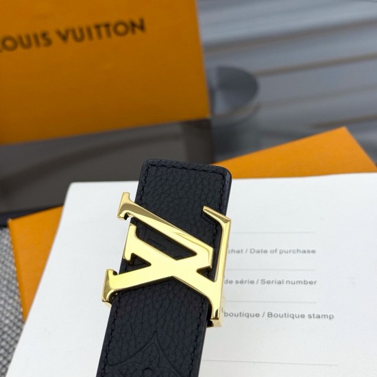 本款 LV Initiales 双面腰带以柔软粒面牛皮革演绎经典设计,可为任意造型注入优雅格调宽度 3.0cm 。Y12280 本款 LV Initiales 双面腰带以柔软粒面牛皮革演绎经典设计,可为任意造型注入优雅格调宽度 3.0cm 。Y12280