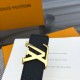 本款 LV Initiales 双面腰带以柔软粒面牛皮革演绎经典设计,可为任意造型注入优雅格调宽度 3.0cm 。Y12280 本款 LV Initiales 双面腰带以柔软粒面牛皮革演绎经典设计,可为任意造型注入优雅格调宽度 3.0cm 。Y12280