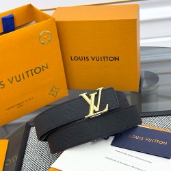 本款 LV Initiales 双面腰带以柔软粒面牛皮革演绎经典设计，可为任意造型注入优雅格调 宽度 3.0cm 。Y12280