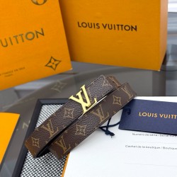 本款 LV Initiales 双面腰带以柔软粒面牛皮革演绎经典设计，可为任意造型注入优雅格调2.0cm。Y12280