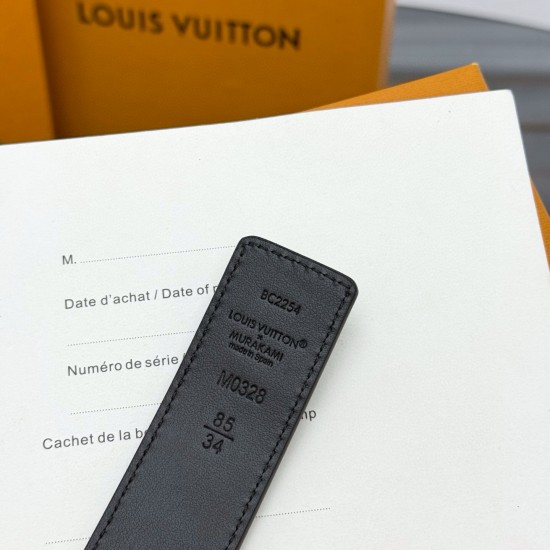 本款 LV Initiales 双面腰带以柔软粒面牛皮革演绎经典设计,可为任意造型注入优雅格调 宽度 3.0cm 。Y12280 本款 LV Initiales 双面腰带以柔软粒面牛皮革演绎经典设计,可为任意造型注入优雅格调 宽度 3.0cm 。Y12280