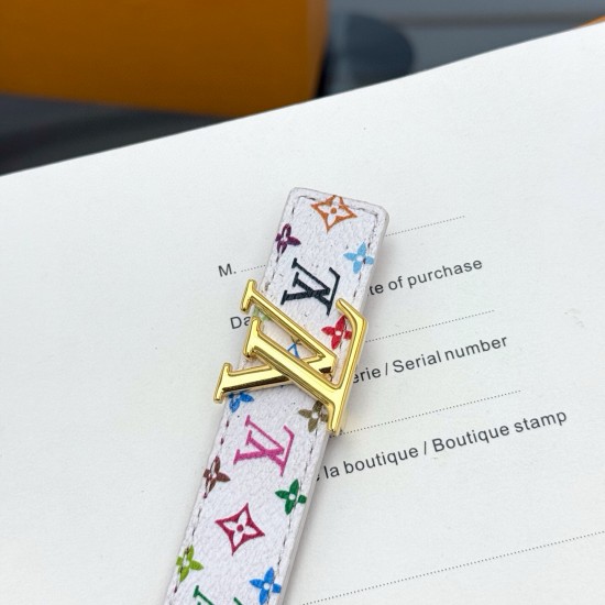 本款 LV Initiales 双面腰带以柔软粒面牛皮革演绎经典设计,可为任意造型注入优雅格调3.0cm。Y12280 本款 LV Initiales 双面腰带以柔软粒面牛皮革演绎经典设计,可为任意造型注入优雅格调3.0cm。Y12280