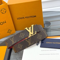 本款 LV Initiales 双面腰带以柔软粒面牛皮革演绎经典设计，可为任意造型注入优雅格调宽度 3.0cm。Y12280