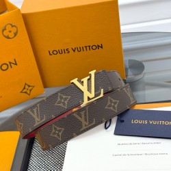 本款 LV Initiales 双面腰带以柔软粒面牛皮革演绎经典设计，可为任意造型注入优雅格调宽度 3.0cm。Y12280