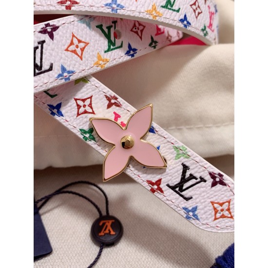搭配花卉形状的珐琅效果字母扣 搭配花卉形状的珐琅效果字母扣