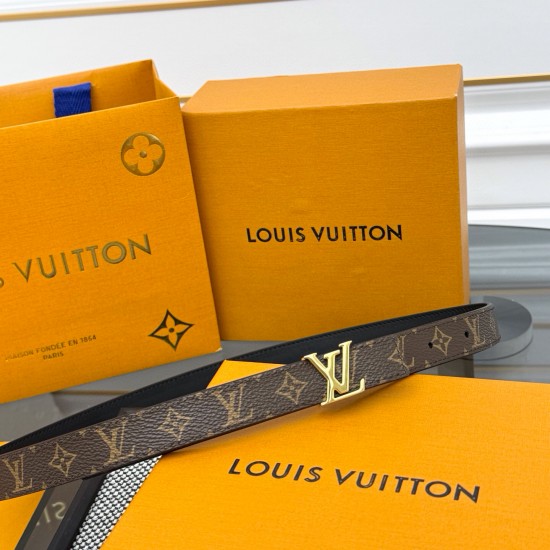 本款 LV Initiales 双面腰带以柔软粒面牛皮革演绎经典设计,可为任意造型注入优雅格调2.0cm。Y12280 本款 LV Initiales 双面腰带以柔软粒面牛皮革演绎经典设计,可为任意造型注入优雅格调2.0cm。Y12280