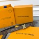 本款 LV Initiales 双面腰带以柔软粒面牛皮革演绎经典设计,可为任意造型注入优雅格调2.0cm。Y12280 本款 LV Initiales 双面腰带以柔软粒面牛皮革演绎经典设计,可为任意造型注入优雅格调2.0cm。Y12280
