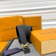 本款 LV Initiales 双面腰带以柔软粒面牛皮革演绎经典设计,可为任意造型注入优雅格调 宽度 3.0cm 。Y12280 本款 LV Initiales 双面腰带以柔软粒面牛皮革演绎经典设计,可为任意造型注入优雅格调 宽度 3.0cm 。Y12280