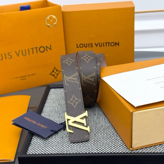 本款 LV Initiales 双面腰带以柔软粒面牛皮革演绎经典设计,可为任意造型注入优雅格调宽度 3.0cm 。Y12280 本款 LV Initiales 双面腰带以柔软粒面牛皮革演绎经典设计,可为任意造型注入优雅格调宽度 3.0cm 。Y12280