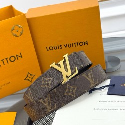 本款 LV Initiales 双面腰带以柔软粒面牛皮革演绎经典设计，可为任意造型注入优雅格调3.0cm。Y12280
