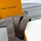 本款 LV Initiales 双面腰带以柔软粒面牛皮革演绎经典设计,可为任意造型注入优雅格调3.0cm。Y12280 本款 LV Initiales 双面腰带以柔软粒面牛皮革演绎经典设计,可为任意造型注入优雅格调3.0cm。Y12280
