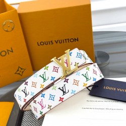本款 LV Initiales 双面腰带以柔软粒面牛皮革演绎经典设计，可为任意造型注入优雅格调3.0cm。Y12280