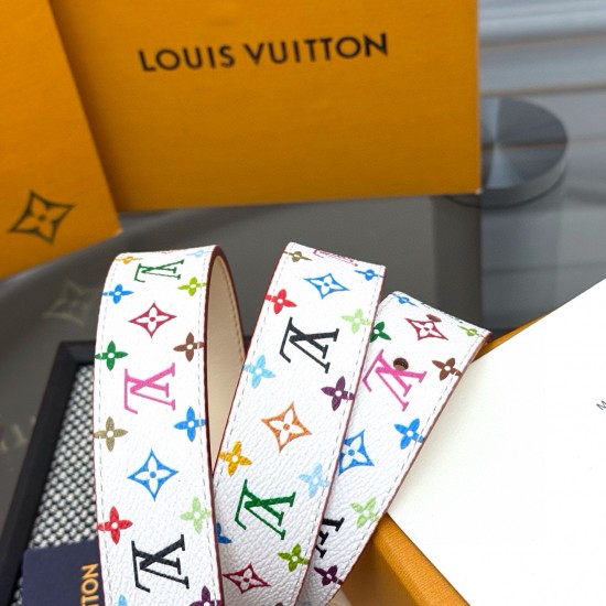 本款 LV Initiales 双面腰带以柔软粒面牛皮革演绎经典设计,可为任意造型注入优雅格调3.0cm。Y12280 本款 LV Initiales 双面腰带以柔软粒面牛皮革演绎经典设计,可为任意造型注入优雅格调3.0cm。Y12280