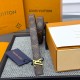 本款 LV Initiales 双面腰带以柔软粒面牛皮革演绎经典设计,可为任意造型注入优雅格调2.0cm。Y12280 本款 LV Initiales 双面腰带以柔软粒面牛皮革演绎经典设计,可为任意造型注入优雅格调2.0cm。Y12280