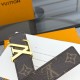本款 LV Initiales 双面腰带以柔软粒面牛皮革演绎经典设计,可为任意造型注入优雅格调宽度 3.0cm 。Y12280 本款 LV Initiales 双面腰带以柔软粒面牛皮革演绎经典设计,可为任意造型注入优雅格调宽度 3.0cm 。Y12280