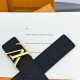 本款 LV Initiales 双面腰带以柔软粒面牛皮革演绎经典设计,可为任意造型注入优雅格调 宽度 3.0cm 。Y12280 本款 LV Initiales 双面腰带以柔软粒面牛皮革演绎经典设计,可为任意造型注入优雅格调 宽度 3.0cm 。Y12280