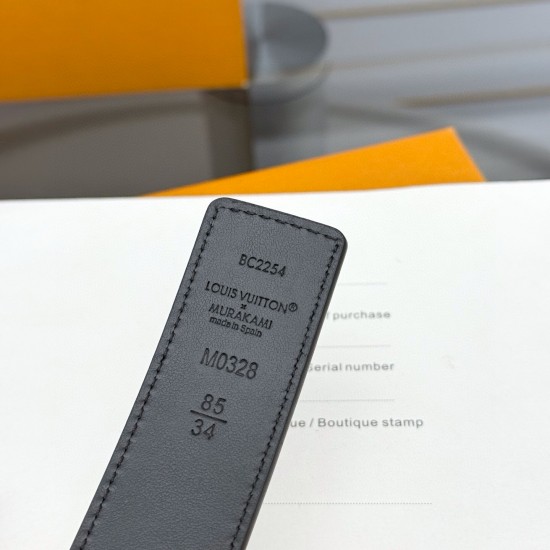 本款 LV Initiales 双面腰带以柔软粒面牛皮革演绎经典设计,可为任意造型注入优雅格调宽度 3.0cm 。Y12280 本款 LV Initiales 双面腰带以柔软粒面牛皮革演绎经典设计,可为任意造型注入优雅格调宽度 3.0cm 。Y12280
