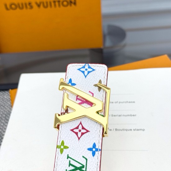 本款 LV Initiales 双面腰带以柔软粒面牛皮革演绎经典设计,可为任意造型注入优雅格调3.0cm。Y12280 本款 LV Initiales 双面腰带以柔软粒面牛皮革演绎经典设计,可为任意造型注入优雅格调3.0cm。Y12280