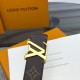 本款 LV Initiales 双面腰带以柔软粒面牛皮革演绎经典设计,可为任意造型注入优雅格调宽度 3.0cm。Y12280 本款 LV Initiales 双面腰带以柔软粒面牛皮革演绎经典设计,可为任意造型注入优雅格调宽度 3.0cm。Y12280