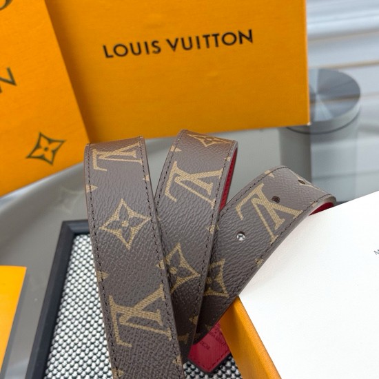 本款 LV Initiales 双面腰带以柔软粒面牛皮革演绎经典设计,可为任意造型注入优雅格调宽度 3.0cm。Y12280 本款 LV Initiales 双面腰带以柔软粒面牛皮革演绎经典设计,可为任意造型注入优雅格调宽度 3.0cm。Y12280
