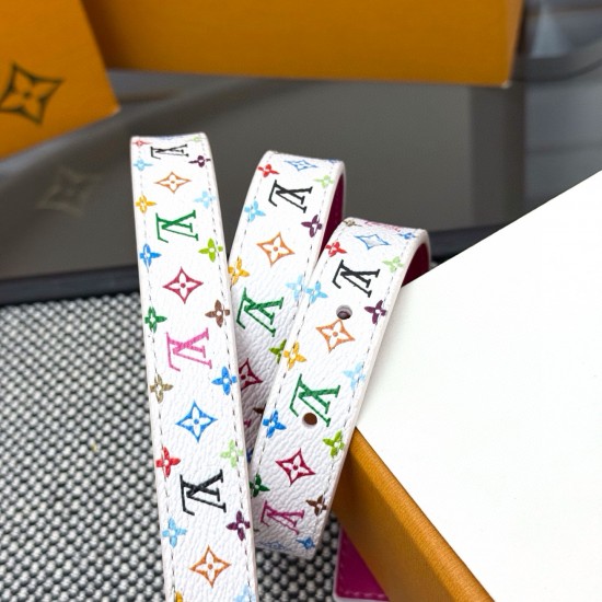 本款 LV Initiales 双面腰带以柔软粒面牛皮革演绎经典设计,可为任意造型注入优雅格调3.0cm。Y12280 本款 LV Initiales 双面腰带以柔软粒面牛皮革演绎经典设计,可为任意造型注入优雅格调3.0cm。Y12280