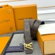 本款 LV Initiales 双面腰带以柔软粒面牛皮革演绎经典设计,可为任意造型注入优雅格调3.0cm。Y12280 本款 LV Initiales 双面腰带以柔软粒面牛皮革演绎经典设计,可为任意造型注入优雅格调3.0cm。Y12280