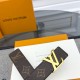本款 LV Initiales 双面腰带以柔软粒面牛皮革演绎经典设计,可为任意造型注入优雅格调3.0cm。Y12280 本款 LV Initiales 双面腰带以柔软粒面牛皮革演绎经典设计,可为任意造型注入优雅格调3.0cm。Y12280