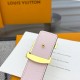 本款 LV Initiales 双面腰带以柔软粒面牛皮革演绎经典设计,可为任意造型注入优雅格调宽度 3.0cm 。Y12280 本款 LV Initiales 双面腰带以柔软粒面牛皮革演绎经典设计,可为任意造型注入优雅格调宽度 3.0cm 。Y12280