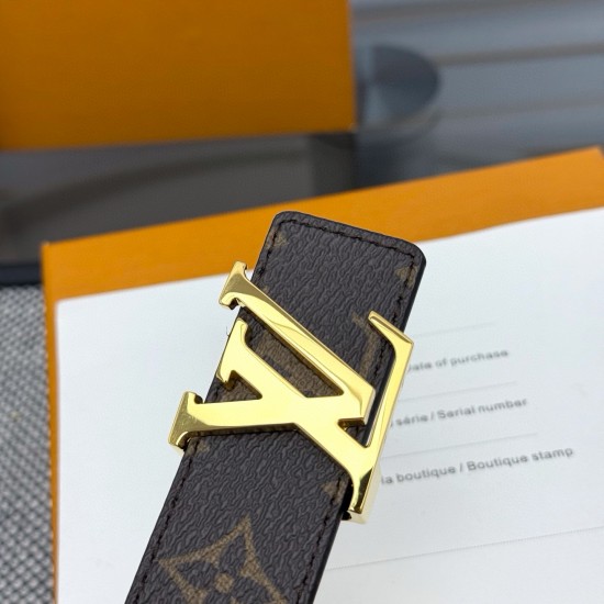 本款 LV Initiales 双面腰带以柔软粒面牛皮革演绎经典设计,可为任意造型注入优雅格调3.0cm。Y12280 本款 LV Initiales 双面腰带以柔软粒面牛皮革演绎经典设计,可为任意造型注入优雅格调3.0cm。Y12280